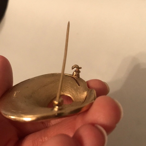 Trifari Vintage Gold Brooch - Picture 3 of 5